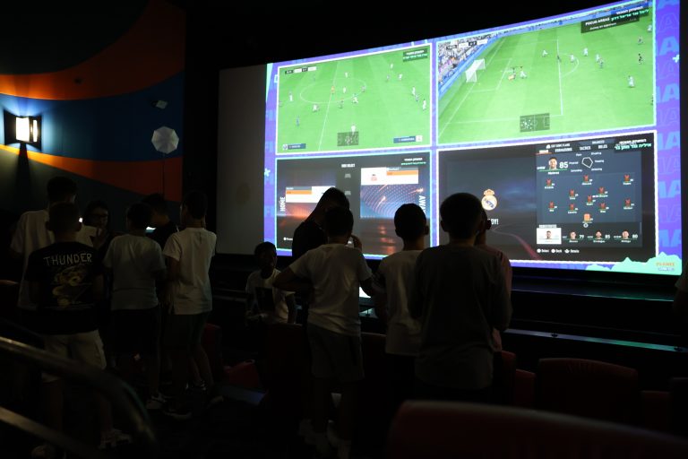 יום הולדת גיימינג בקולנוע 

פיתחנו מערכת ייחודית המאפשרת משחקים מרובי משתתפים על המסך הענק! היום הולדת נמכרת היום בישראל בקולנועי פלאנט
